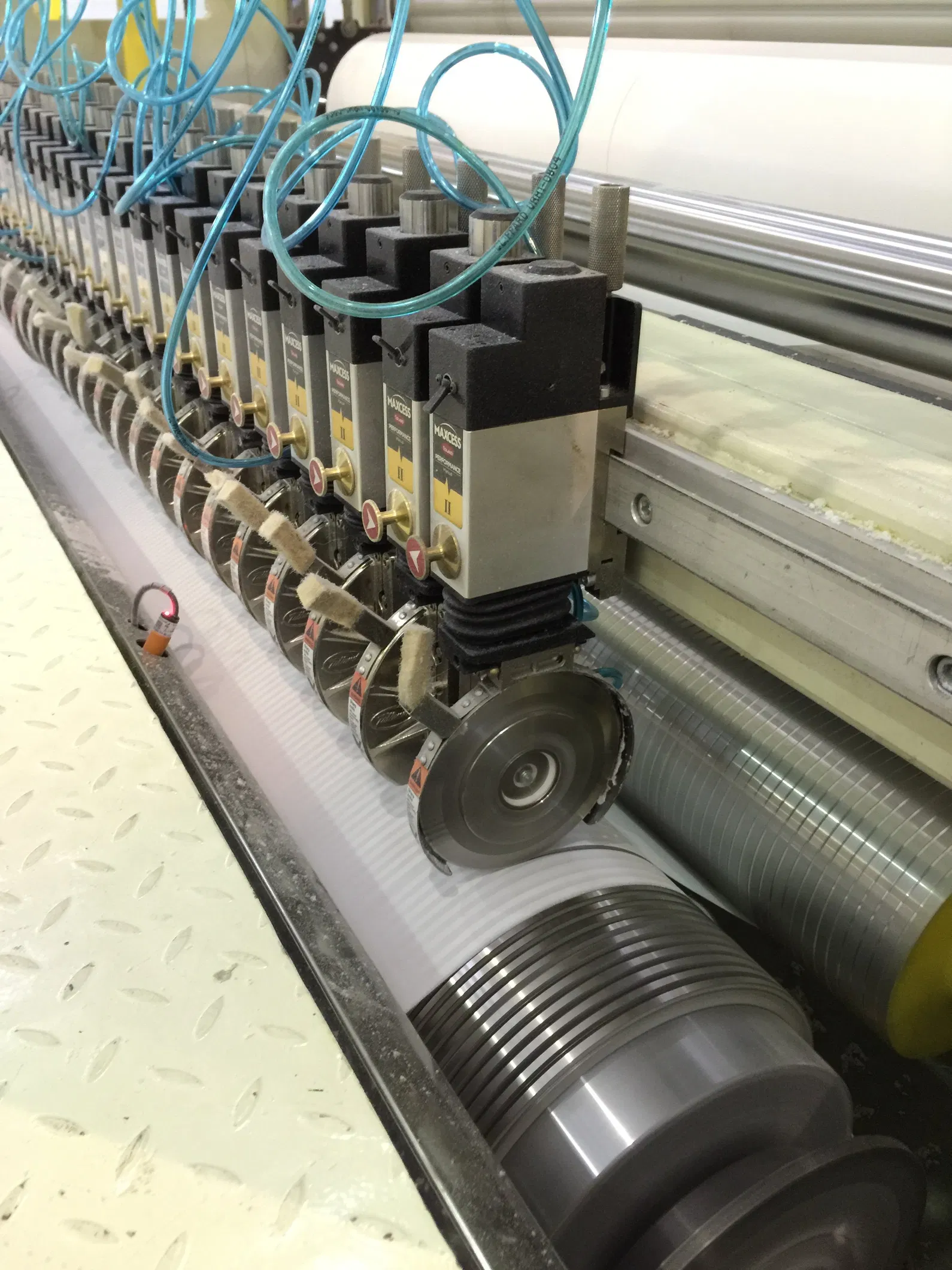Máquina de corte de rollos Jumbo de 1800 mm terminada Reenrollamiento con buena eficiencia 1