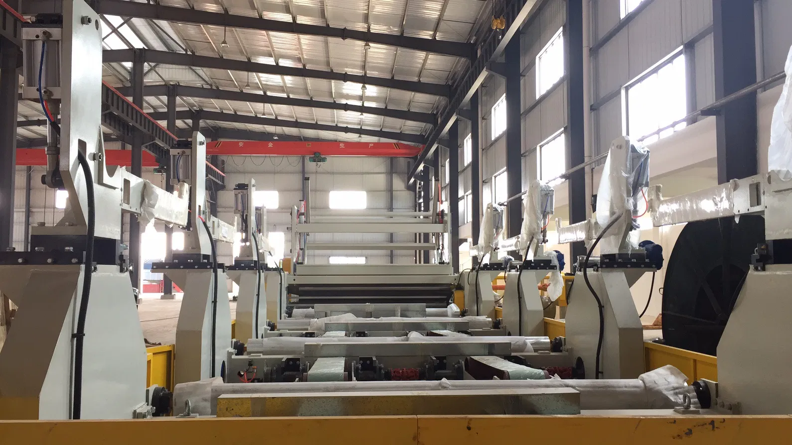 Máquina rebobinadora y cortadora de bobinas jumbo de gran diámetro de 1500 mm para una producción rápida y precisa 2